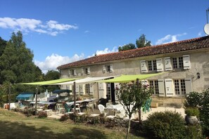 Outdoor dining - Beautiful holiday home with private pool (Saint-Sauvant)