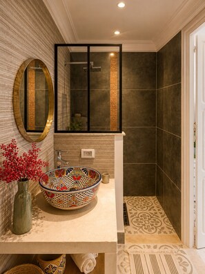 Deluxe Double Room | Bathroom | Free toiletries, towels, soap, shampoo