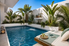 Piscina externa, funciona das 9h às 21h, espreguiçadeiras