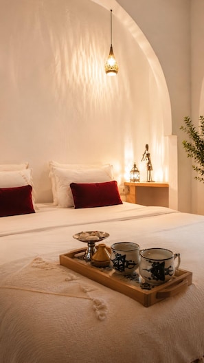 Habitación Deluxe doble | Ropa de cama de alta calidad y decoración individual