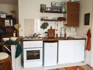 Réfrigérateur, un four, surface de cuisson, grille-pain
