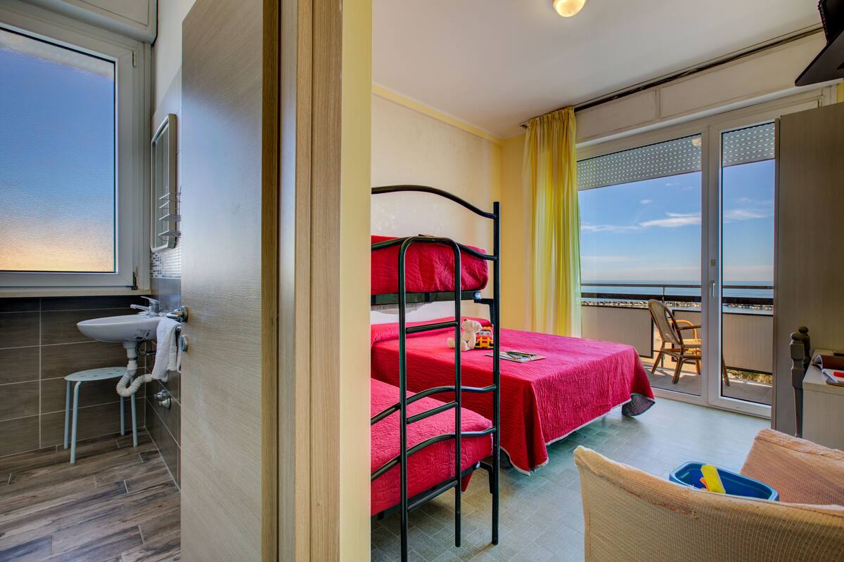 Superior Quadruple Room | In-room safe, WiFi (free), bed sheets