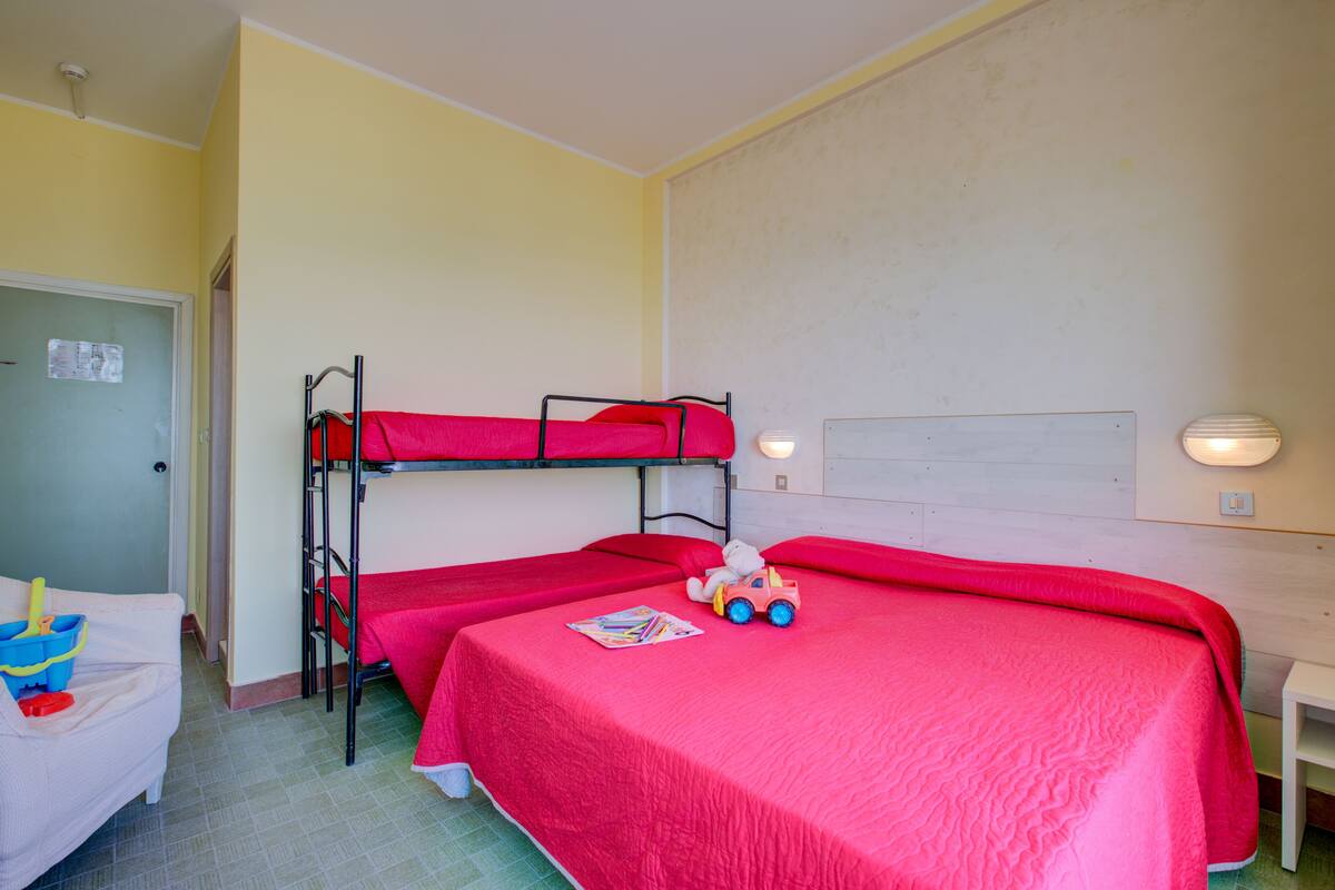 Standard Quadruple Room | In-room safe, WiFi (free), bed sheets