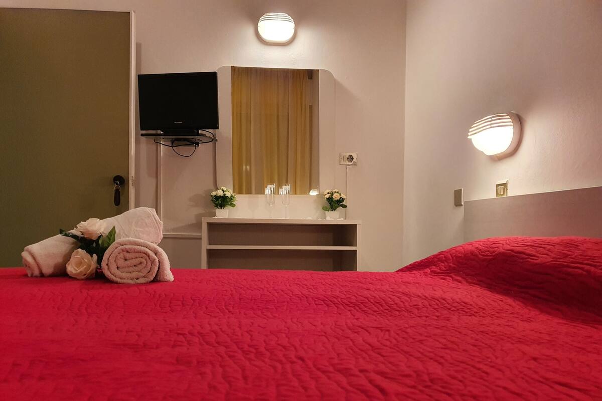 Standard Double Room | In-room safe, WiFi (free), bed sheets