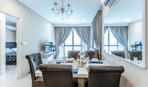 Familie appartement, uitzicht op zwembad | Dineren op de kamer