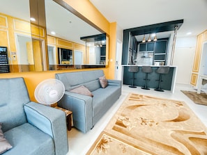 Familie appartement | Woonruimte | Een 55-inch smart-tv met digitale zenders en televisie