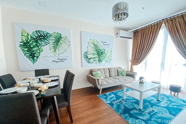 Apartamento familiar | Zona de estar | Smart TV de 55 pulgadas con canales digitales, una televisión