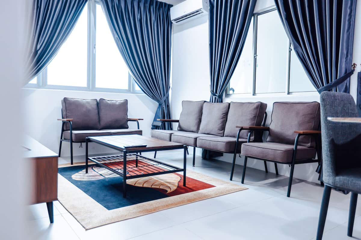 Una sala de estar moderna con un sofá, una mesa de centro y una silla.