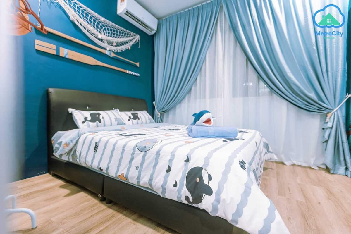 Un dormitorio con cama, una hamaca y ventilador de techo.