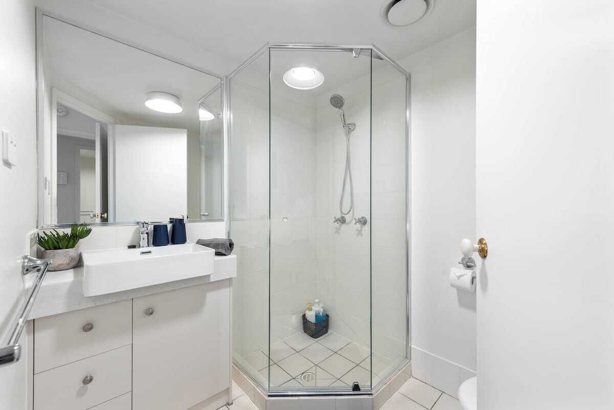 Combined shower/bathtub, hair dryer, towels, soap