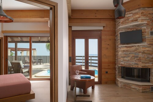 Manificus Suite III, with Heated Pool Just for Two