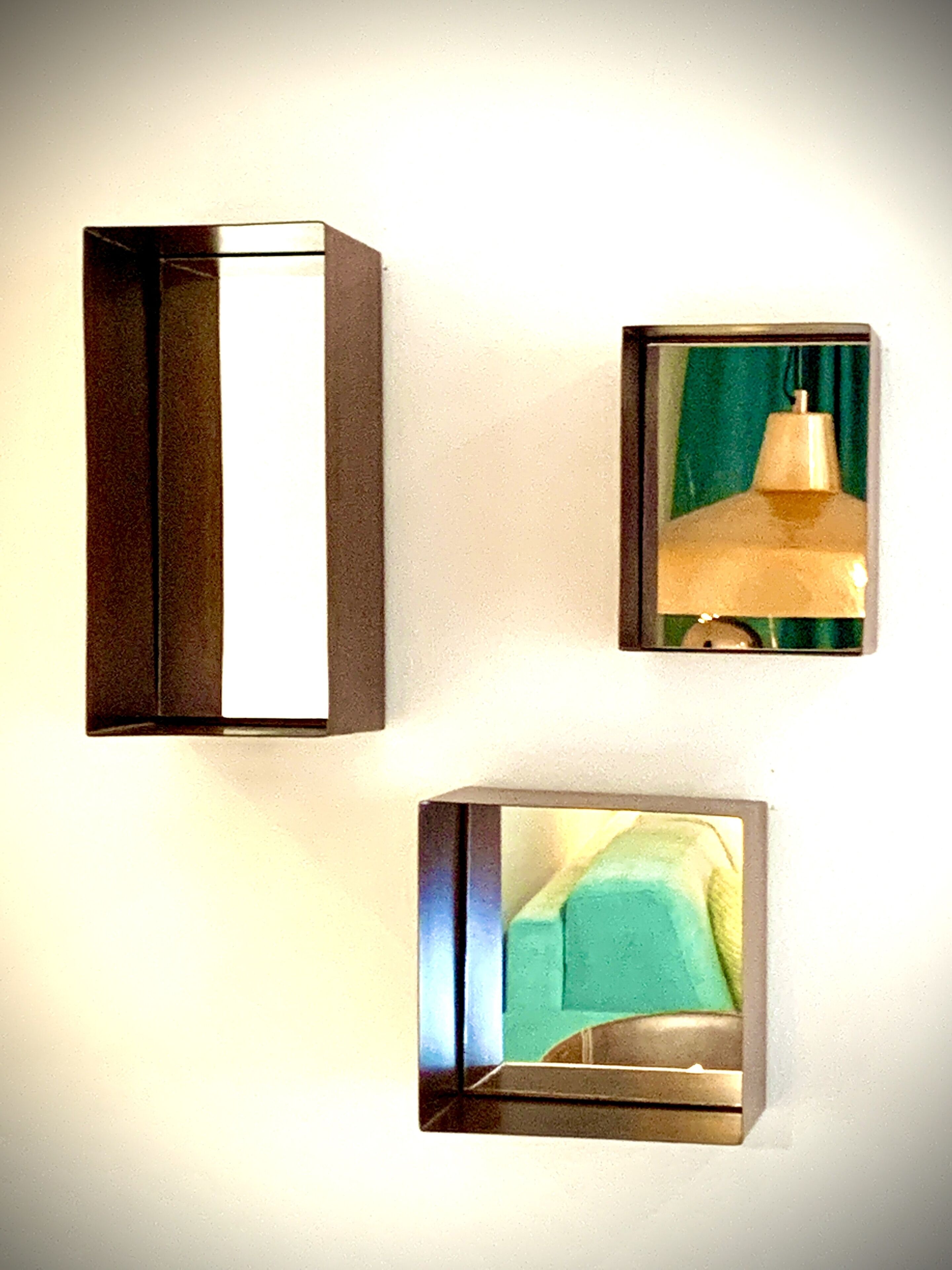 Trois appliques murales au design moderne.