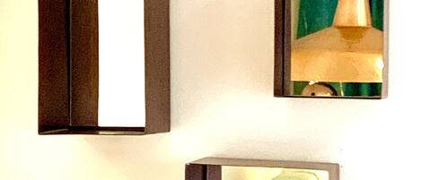 Trois appliques murales au design moderne.