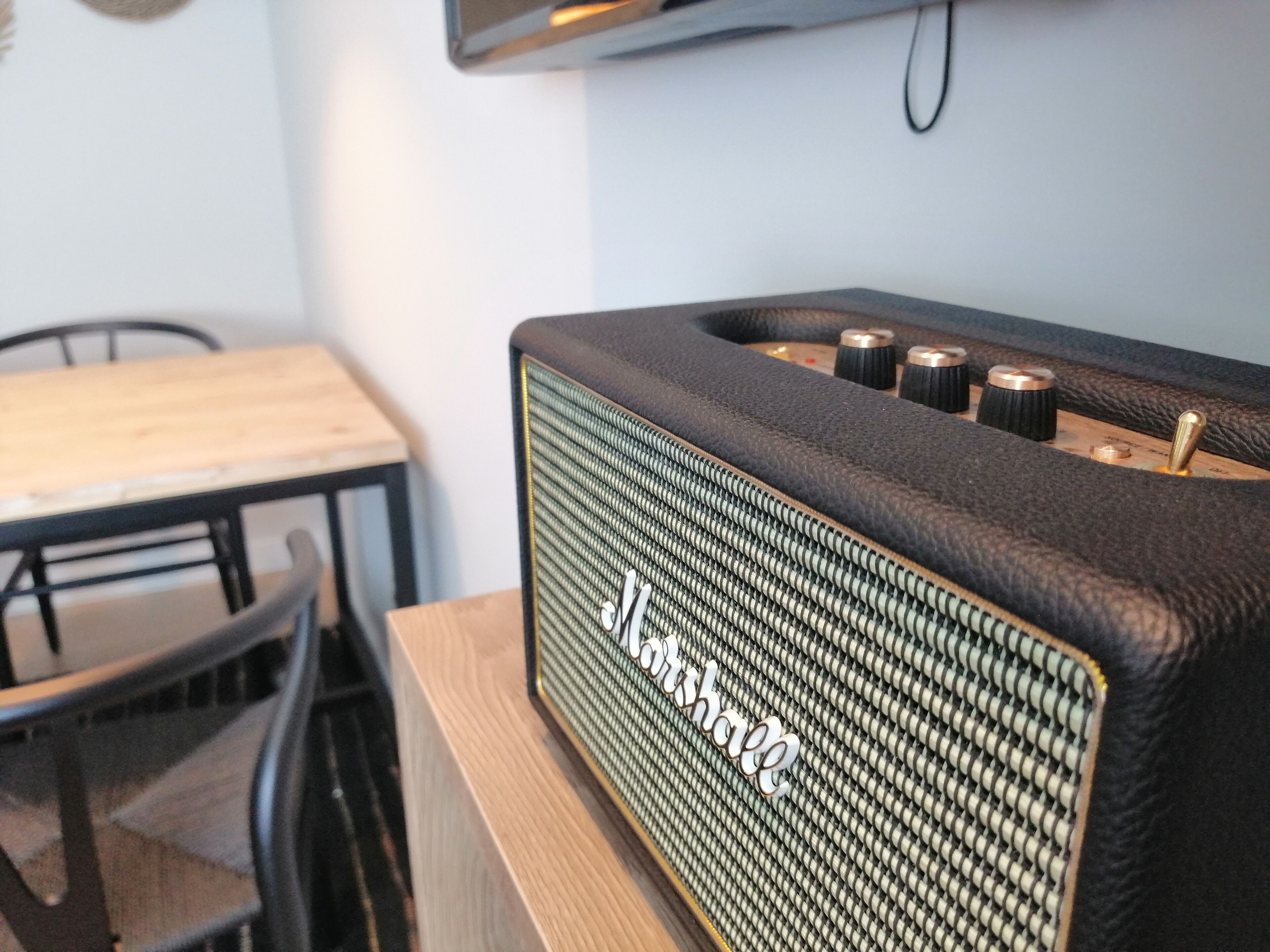 Un amplificateur Marshall vintage, doté d’une grille en treillis et du logo de la marque bien visible.