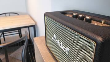 Un amplificateur Marshall vintage, doté d’une grille en treillis et du logo de la marque bien visible.
