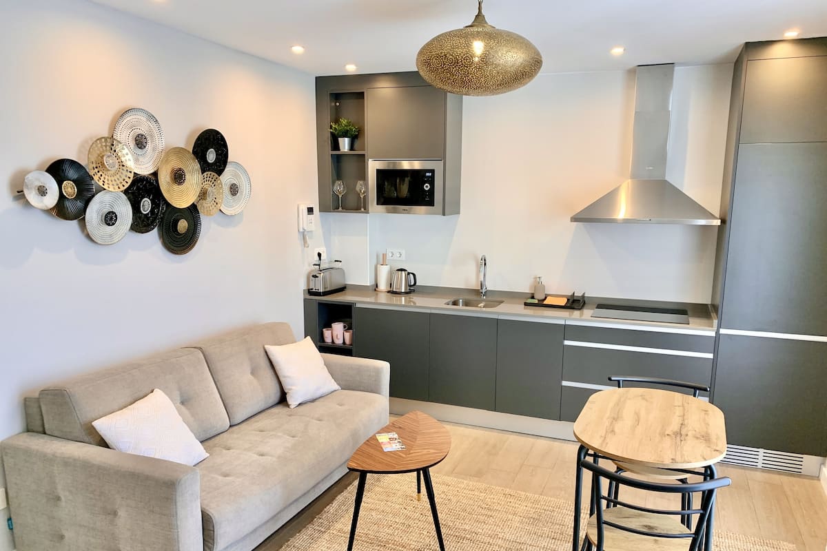 Premium appartement, 1 slaapkamer | Woonruimte | Een 48-inch smart-tv met digitale zenders en een televisie