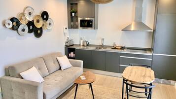 Premium-Apartment, 1 Schlafzimmer | Wohnbereich | 48-Zoll-Smart-TV mit Digitalempfang, Fernseher, Streaming-Dienste