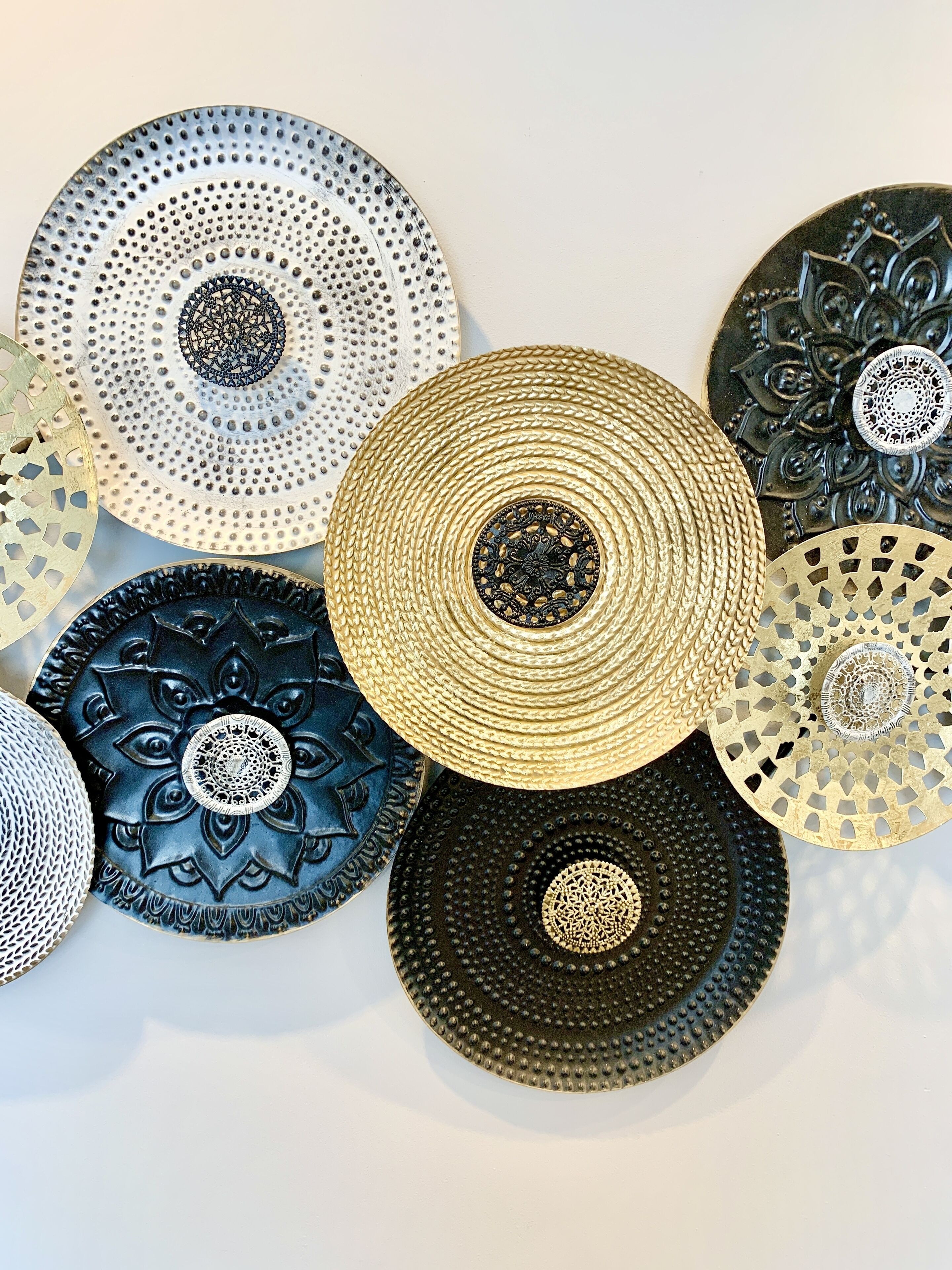 Une collection d’assiettes décoratives aux motifs et textures complexes.