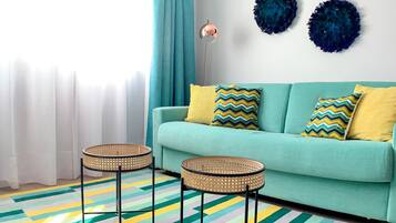 Design appartement, 1 slaapkamer | Woonruimte | Een 48-inch smart-tv met digitale zenders en een televisie