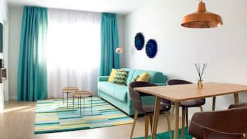 Design appartement, 1 slaapkamer | Luxe beddengoed, bedden met traagschuimmatras, een kluis op de kamer