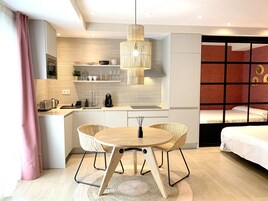 Refrigerador con freezer, microondas, placa de cocina, lavavajillas