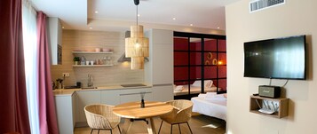 华丽开间套房 | 高档床上用品、记忆海绵床垫、客房内保险箱、特色装修