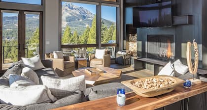 Mountain Village Ski-In/Ski-Out Lodge with Sauna and Hot Tub!