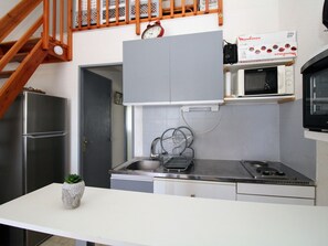 Réfrigérateur, micro-ondes, four, plaque de cuisson