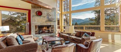 Televisión, chimenea, futbolito y estéreo