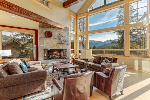 Ski-in/Ski-out in Copper Mountain! Hot tub! Pool Table!