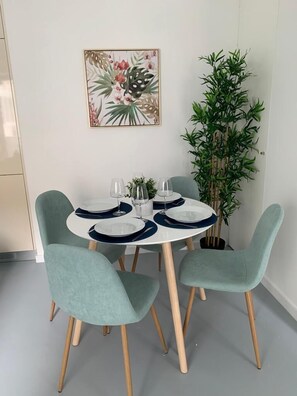 Apartamento Confort | Zona de estar | Televisión de pantalla plana de 55 pulgadas con canales por satélite