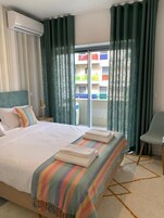 Apartamento Confort | Cortinas opacas y sistema de insonorización