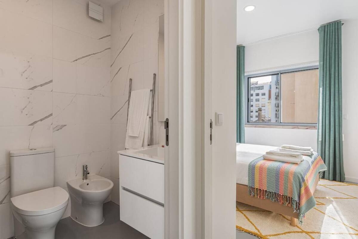 Une salle de bain équipée de toilettes, d’un bidet et d’un miroir.