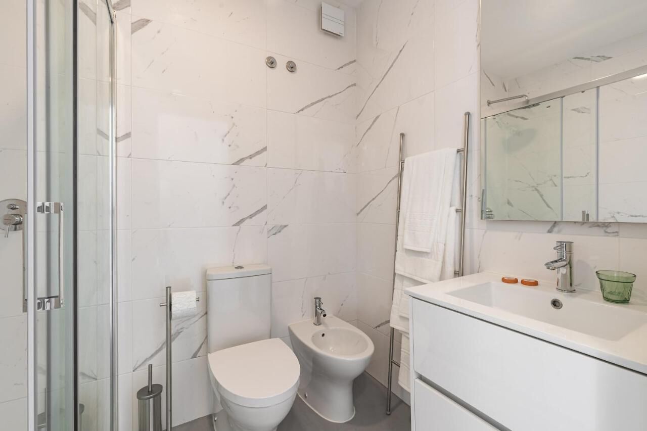 Chuveiro, chuveiro com efeito de chuva, toalhas de banho, shampoo