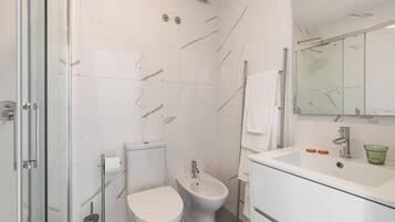 Shower, rainfall showerhead, towels, shampoo