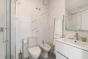 Shower, rainfall showerhead, towels, shampoo - Succeed Campo Pequeno Apartments (Lisbon)
