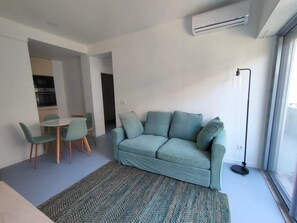 Family Apartment | Living area | 55-inch flat-screen TV with satellite channels - Succeed Campo Pequeno Apartments (Lisbon)