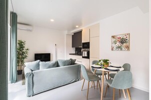 Refrigerador con freezer, microondas, placa de cocina, lavavajillas