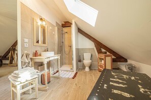 Habitación de diseñador | Baño | Regadera y secadora de cabello 