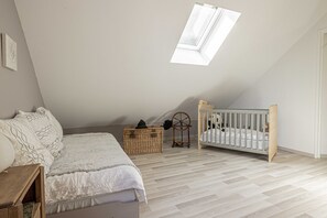 Familieværelse - flere senge | Premium-sengetøj, individuelt design, individuel indretning, skrivebord