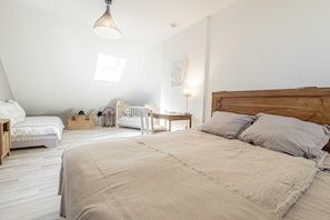 Habitación familiar, varias camas | Ropa de cama de alta calidad y decoración individual