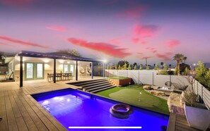 Utendørsbasseng og et oppvarmet basseng