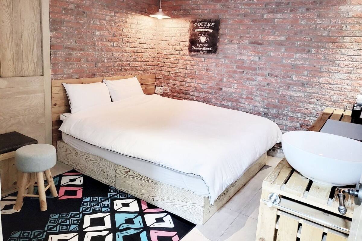 Premium bedding, individually decorated, individually furnished, desk