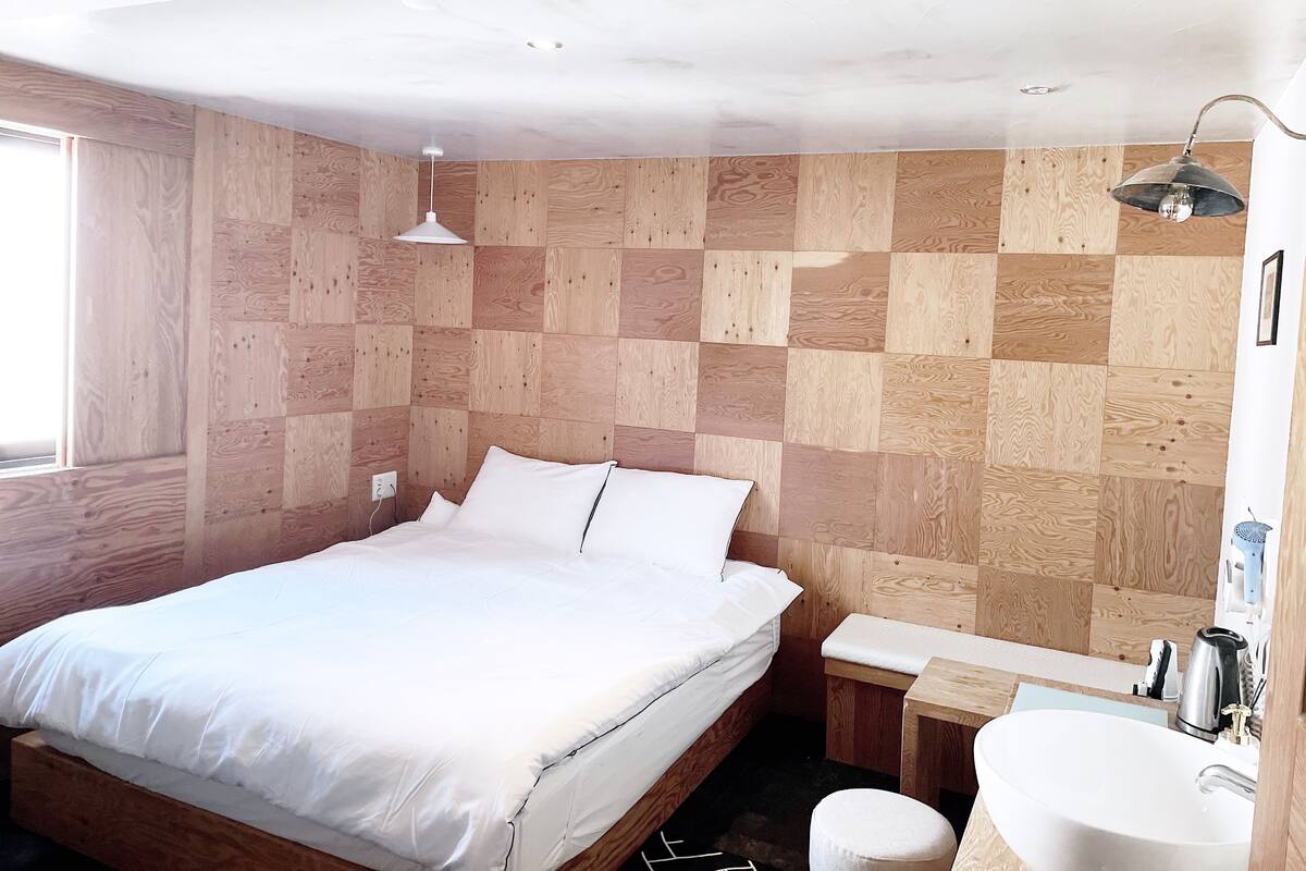 Premium bedding, individually decorated, individually furnished, desk