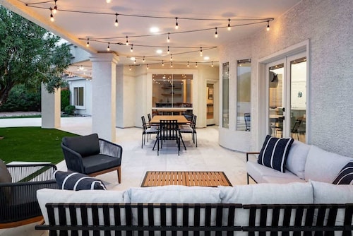 Handsome Modern • Pool, Putt, Views, Near Taliesin