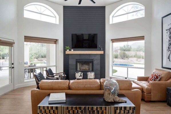 Een televisie, een open haard en een kantoor