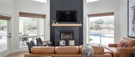 Televisión, chimenea y oficina