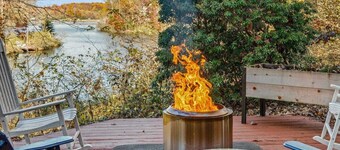 Art Docko - Lakefront Artist Retreat w/ Hot Tub!