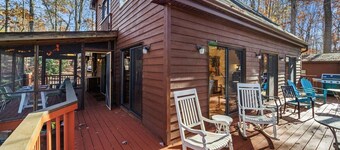 Art Docko - Lakefront Artist Retreat w/ Hot Tub!