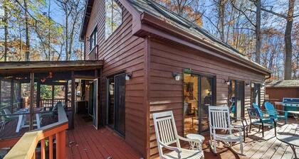 Art Docko - Lakefront Artist Retreat w/ Hot Tub!